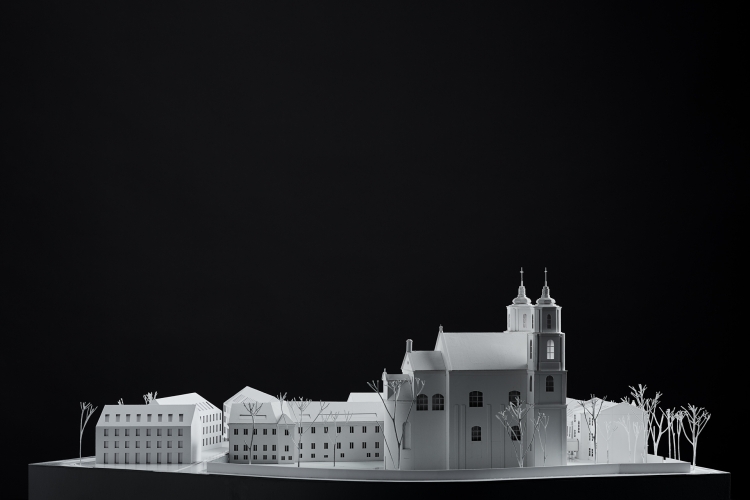 istorinė architektūra Vilniuje, Šv. Jokūbo ligoninės konversija, urbanistinė integracija, Vilniaus senamiesčio projektai, kultūros paveldo derinimas, viešoji erdvė su vaizdu, šiuolaikinė architektūra šalia bažnyčios, 
